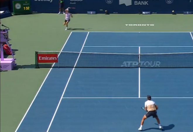 João Fonseca (no fundo) rebate bola para fora e dá vitória a Tristan Schoolkate no ATP de Toronto