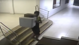 Câmera de segurança capta ação de criminoso
