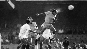 Gérson (alto) cabeceia bola durante jogo da Seleção Brasileira contra a Iugoslávia válido pela Copa Independência