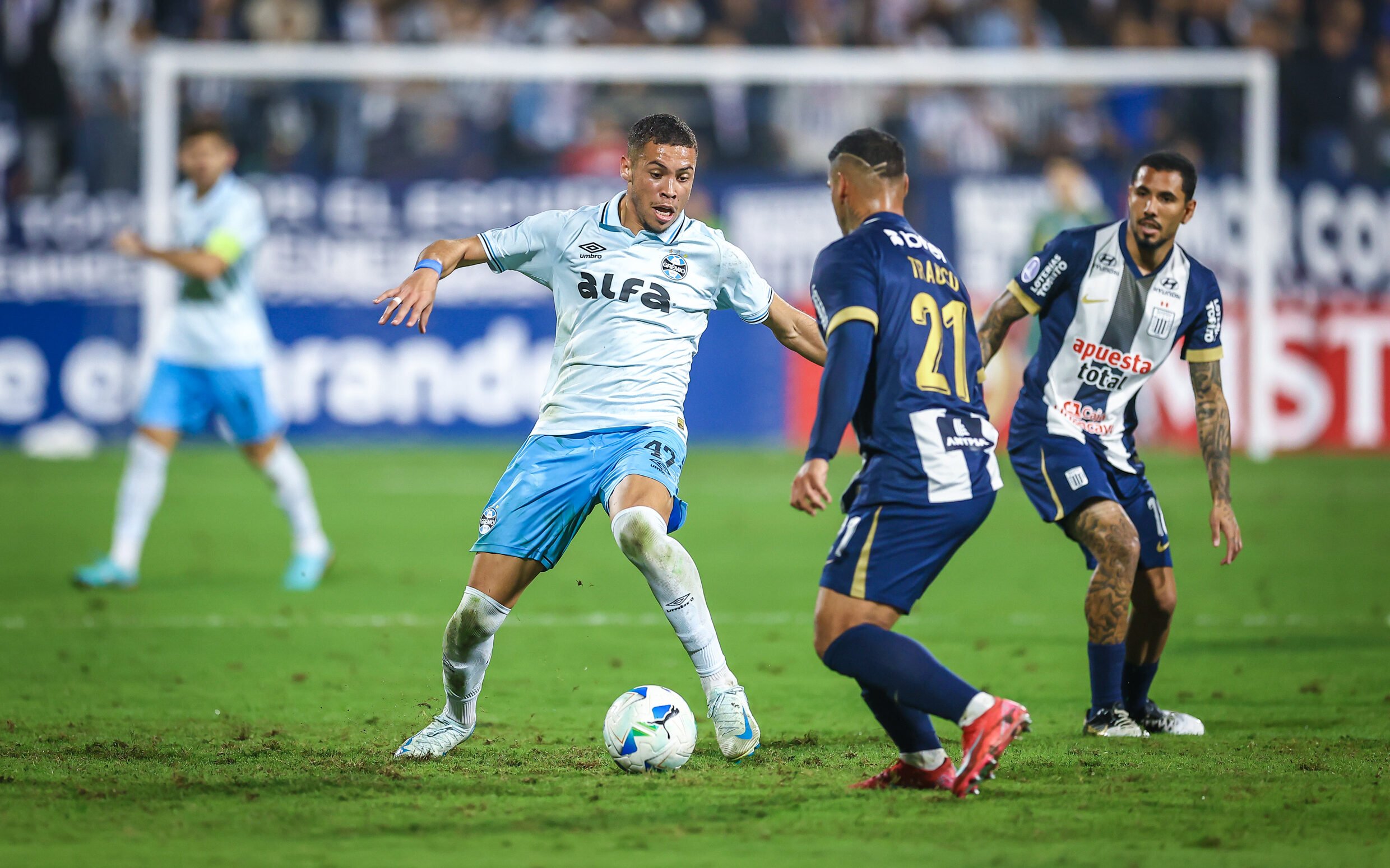Grêmio, de Alysson, perdeu o jogo de ida para o Alianza Lima por 2 a 0. 