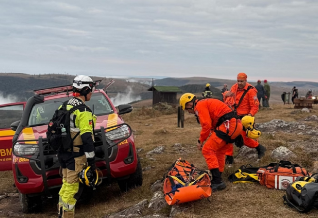 Bombeiros trabalham no resgate de Bianca Bernardon Zanella após queda no Cânion Fortaleza