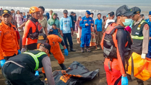 Esta foto, tirada e divulgada em 3 de julho de 2025 pela Agência Nacional de Busca e Resgate da Indonésia (BASARNAS), mostra uma equipe de resgate transportando o corpo de uma vítima, trazido para a costa por pescadores locais após o naufrágio de uma balsa a caminho da ilha turística de Bali, em Banyuwangi, Java Oriental. Pelo menos quatro pessoas morreram e dezenas estão desaparecidas em 3 de julho, após o naufrágio de uma balsa a caminho da ilha turística de Bali, de acordo com autoridades locais, que disseram que 23 sobreviventes foram resgatados da água até o momento. (Foto: Handout / AGÊNCIA NACIONAL DE BUSCA E RESGATE DA INDONÉSIA (BASARNAS) / AFP) / USO RESTRITO AO EDITORIAL - CRÉDITO OBRIGATÓRIO "AFP PHOTO /