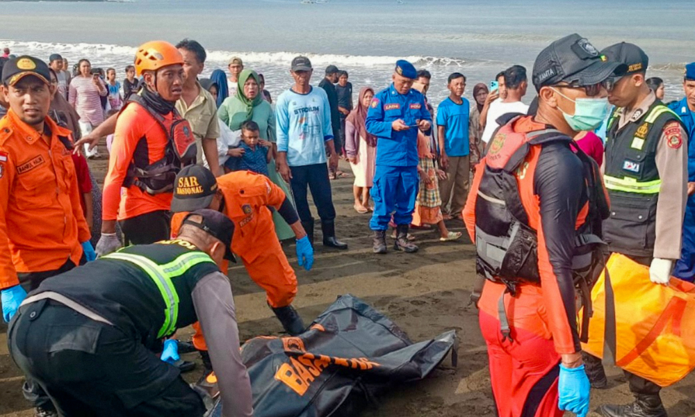 Esta foto, tirada e divulgada em 3 de julho de 2025 pela Agência Nacional de Busca e Resgate da Indonésia (BASARNAS), mostra uma equipe de resgate transportando o corpo de uma vítima, trazido para a costa por pescadores locais após o naufrágio de uma balsa a caminho da ilha turística de Bali, em Banyuwangi, Java Oriental. Pelo menos quatro pessoas morreram e dezenas estão desaparecidas em 3 de julho, após o naufrágio de uma balsa a caminho da ilha turística de Bali, de acordo com autoridades locais, que disseram que 23 sobreviventes foram resgatados da água até o momento. (Foto: Handout / AGÊNCIA NACIONAL DE BUSCA E RESGATE DA INDONÉSIA (BASARNAS) / AFP) / USO RESTRITO AO EDITORIAL - CRÉDITO OBRIGATÓRIO "AFP PHOTO /