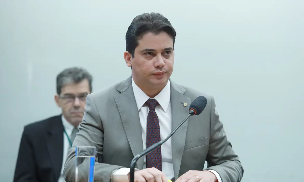 Deputado nega envolvimento com suposto desvio de recursos de município Júnior Mano (PSB-CE) diz não ter relação com fatos apurados pela PF