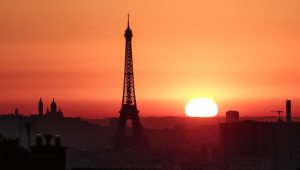 O sol nasce perto da Torre Eiffel e da Basílica do Sagrado Coração, no topo da colina de Montmartre, em Paris, em 1º de julho de 2025, enquanto a cidade está em alerta vermelho para altas temperaturas, com o topo da Torre Eiffel fechado, o trânsito poluente proibido e restrições de velocidade em vigor, enquanto uma onda de calor escaldante atinge a Europa. As mudanças climáticas causadas pelo homem tornaram a recente onda de calor europeia até 4°C mais quente em muitas cidades, disseram cientistas em 9 de julho de 2025, elevando as temperaturas a um nível mortal para milhares de pessoas vulneráveis. (Foto de Thibaud MORITZ / AFP)