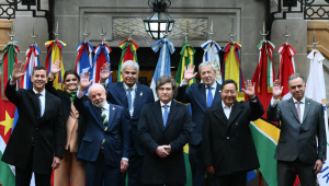 A vice-presidente do Equador, Maria José Pinto, o presidente do Panamá, José Raúl Mulino, e o ministro das Relações Exteriores do Chile, Alberto van Klaveren; (da esquerda para a direita, na frente) o presidente do Paraguai, Santiago Pena, o presidente do Brasil, Luiz Inácio Lula da Silva, o presidente da Argentina, Javier Milei, o presidente da Bolívia, Luis Arce Catacora, e o presidente do Uruguai, Yamandu Orsi, acenam enquanto posam para a foto de família durante a 66ª Cúpula de Líderes do Mercosul e Estados Associados, no Palácio de San Martín, em Buenos Aires, em 3 de julho de 2025. O destino de um acordo comercial histórico com a União Europeia, que a França tenta bloquear, pairava sobre uma reunião do bloco sul-americano do Mercosul. Em dezembro, Bruxelas chegou a um acordo com os membros fundadores do Mercosul para criar uma zona de livre comércio com cerca de 700 milhões de consumidores, embora ainda precise ser ratificada pelos Estados-membros da UE. (Foto de Luis ROBAYO / AFP) Conteúdo relacionado