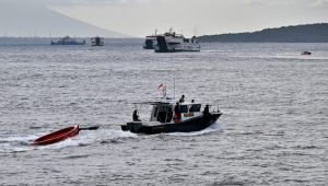 Equipes de resgate encontram um bote salva-vidas durante buscas por vítimas desaparecidas de um acidente de balsa nas águas do Estreito de Bali, perto de Jembrana, na Ilha de Bali, em 4 de julho de 2025. Centenas de equipes de resgate indonésias ampliaram suas buscas por dezenas de pessoas desaparecidas em 4 de julho, após uma balsa afundar em mar agitado a caminho da ilha turística de Bali, com seis corpos recuperados. (Foto de SONNY TUMBELAKA / AFP)
