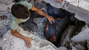 Palestinos procuram sobreviventes nos escombros de um prédio no bairro de Sheikh Radwan, na Cidade de Gaza, no centro da Faixa de Gaza, alvo de um ataque israelense em 6 de julho de 2025. Uma delegação israelense era esperada em Doha em 6 de julho para negociações sobre uma trégua em Gaza e um acordo para a libertação de reféns, após o grupo palestino Hamas afirmar estar pronto para iniciar as negociações "imediatamente". (Foto de Bashar TALEB / AFP)