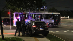 SP - SP/ATAQUE/ÔNIBUS/POLÍCIA/INVESTIGAÇÃO/CASOS/QUEDA - GERAL - Policiais militares reforçam a segurança na esquina da Av. Eng. Armando de Arruda Pereira com a R. Cel Luís de Faria e Sousa após atos de vandalismo contra ônibus, no Jabaquara, na zona sul de São Paulo, nesta sexta-feira, 4. Nesta quinta-feira, a Secretaria da Segurança Pública iniciou reforço de policiamento nos corredores, garagens e terminais de ônibus. Desde o dia 12 de junho, as operadoras já somam 247 ônibus vandalizados. Foto: ALEX SILVA/ESTADÃO CONTEÚDO