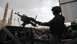 Um membro das forças de segurança leais aos huthis do Iêmen monta guarda durante uma manifestação em solidariedade aos palestinos e à Faixa de Gaza e em condenação a Israel e aos EUA, na capital governada pelos huthis, Sanaa, em 4 de julho de 2025. (Foto de Mohammed HUWAIS / AFP)