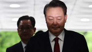 O ex-presidente da Coreia do Sul, Yoon Suk Yeol (à direita), após ser acusado, chega a um tribunal para participar de uma audiência de revisão do seu mandado de prisão solicitado por promotores especiais em Seul, em 9 de julho de 2025. Os promotores sul-coreanos solicitaram um novo mandado de prisão em 6 de julho para deter o ex-presidente Yoon Suk Yeol, após interrogá-lo duas vezes, incluindo uma sessão que durou mais de nove horas. (Foto de KIM HONG-JI / POOL / AFP)