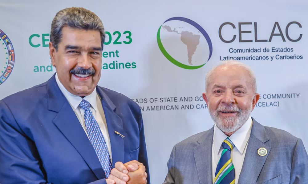 Maduro e Lula se cumprimentam em reunião bilateral na Celac, em março de 2024: relação estremecida e dívida bilionária com o Brasil Foto: Ricardo Stuckert/Presidência da República