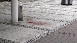Mancha de sangue no local de ataque a faca na Finlândia — Foto: Saara Peltola / Lehtikuva / AFP