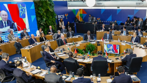 06.07.2025 - Sessão plenária “Fortalecimento do Multilateralismo, Assuntos Econômico-Financeiros e Inteligência Artificial” 06.07.2025 - Presidente da República, Luiz Inácio Lula da Silva, durante a sessão plenária “Fortalecimento do Multilateralismo, Assuntos Econômico-Financeiros e Inteligência Artificial”, no Museu de Arte Moderna (MAM). Rio de Janeiro - RJ.