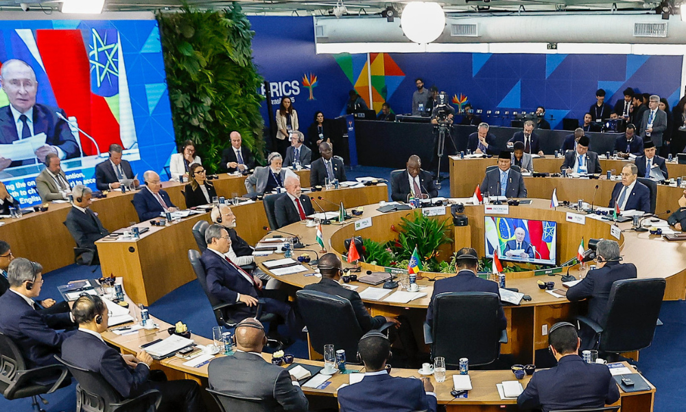 06.07.2025 - Sessão plenária “Fortalecimento do Multilateralismo, Assuntos Econômico-Financeiros e Inteligência Artificial” 06.07.2025 - Presidente da República, Luiz Inácio Lula da Silva, durante a sessão plenária “Fortalecimento do Multilateralismo, Assuntos Econômico-Financeiros e Inteligência Artificial”, no Museu de Arte Moderna (MAM). Rio de Janeiro - RJ.