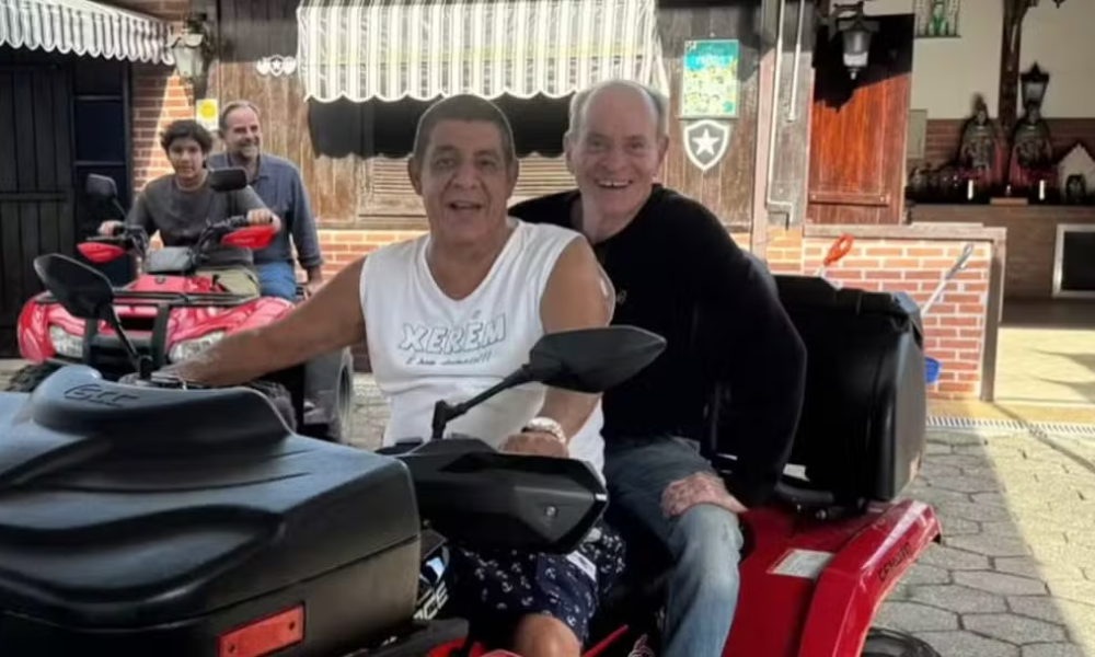 Ney Matogrosso passeia na garupa de Zeca Pagodinho em quadriciclo pelas ruas de Xerém