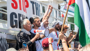 Membros da tripulação comparecem à partida do barco "Handala", da Flotilha da Liberdade, para Gaza, em um porto em Siracusa, Sicília, sul da Itália, em 13 de julho de 2025. Um barco com destino a Gaza, transportando ativistas pró-palestinos e ajuda humanitária, deixou a Sicília em 13 de julho de 2025, mais de um mês depois de Israel ter detido e deportado pessoas a bordo de uma embarcação anterior, que transportava cerca de quinze ativistas. (Foto de Giovanni ISOLINO / AFP)