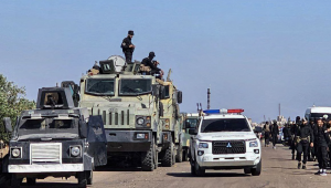 Esta foto divulgada pela Agência de Notícias Árabe Síria (SANA) mostra o exército e as forças de segurança sírios mobilizados em Sweida, no sul da Síria, em 14 de julho de 2025, após confrontos entre tribos beduínas e combatentes locais na cidade predominantemente drusa, que deixaram 37 mortos, de acordo com o Observatório Sírio para os Direitos Humanos, um órgão de monitoramento da guerra. (Foto de SANA/AFP) / == USO RESTRITO AO EDITORIAL - CRÉDITO OBRIGATÓRIO "AFP PHOTO/HO/SANA" - SEM MARKETING, SEM CAMPANHAS PUBLICITÁRIAS - DISTRIBUÍDO COMO UM SERVIÇO AOS CLIENTES ==