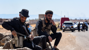 Um membro das forças de segurança sírias segura um telefone do lado de fora de um coldre durante uma missão em Sweida, no sul da Síria, em 14 de julho de 2025, após confrontos entre tribos beduínas e combatentes locais na cidade predominantemente drusa, que deixaram 37 mortos, de acordo com o Observatório Sírio para os Direitos Humanos, monitor de guerra. (Foto de Sam HARIRI / AFP)