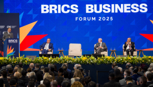 O primeiro-ministro da Malásia, Anwar Ibrahim (E), discursa ao lado do presidente da Conferência da Indústria Brasileira, Ricardo Alban (2-E), do presidente do Brasil, Luiz Inácio Lula da Silva (3-E), e do vice-presidente e ministro da Indústria e Comércio do Brasil, Geraldo Alckmin, durante o Fórum Empresarial do BRICS no Rio de Janeiro, Brasil, em 5 de julho de 2025. Os líderes do BRICS, reunidos no Rio de Janeiro a partir de domingo, devem criticar as políticas comerciais rígidas de Donald Trump, mas estão tendo dificuldades para superar as divisões em relação às crises que assolam o Oriente Médio. (Foto de Daniel RAMALHO / AFP)