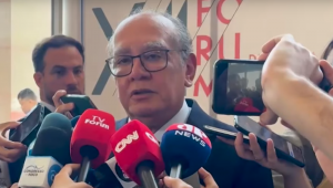 No XIII Fórum de Lisboa, em Portugal, o ministro do STF Gilmar Mendes comentou sobre a atual discussão envolvendo o IOF no Brasil, afirmando que a tensão gerada em torno do imposto é algo natural em um cenário político e econômico complexo.