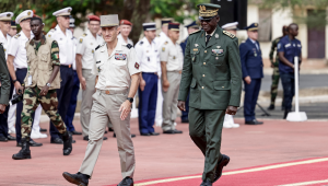 O Chefe do Estado-Maior do Senegal, General Mbaye Cisse (à direita), e o General francês Pascal Ianni (à esquerda), que comanda as tropas francesas na África, caminham em direção a um mastro onde a bandeira senegalesa será hasteada durante uma cerimônia na qual a França devolverá o Camp Geille, sua maior base no país, e seu aeródromo no aeroporto de Dacar, em 17 de julho de 2025. A França devolverá formalmente, em 17 de julho de 2025, suas últimas bases militares no Senegal, deixando o exército francês sem acampamentos permanentes na África Ocidental e Central. Encerrando os 65 anos do exército francês no Senegal, a retirada ocorre após retiradas semelhantes em todo o continente, com as ex-colônias cada vez mais dando as costas ao seu antigo governante. Cerca de 350 soldados franceses, encarregados principalmente de conduzir operações conjuntas com o exército senegalês, deixarão o país da África Ocidental após um processo de retirada de três meses. A França começou a ceder suas bases ao Senegal em março. (Foto de Patrick Meinhardt / AFP)