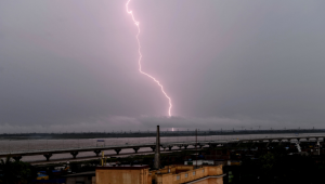 Raios caem sobre o céu cinzento durante as monções em Patna, no estado indiano de Bihar, em 16 de julho de 2025. Raios durante tempestades de monções no leste da Índia esta semana mataram pelo menos 33 pessoas e feriram dezenas, disseram autoridades em 18 de julho. (Foto de Sachin KUMAR / AFP)