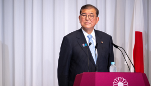 O primeiro-ministro japonês, Shigeru Ishiba, participa de uma coletiva de imprensa na sede do Partido Liberal Democrata (PLD), em Tóquio, em 21 de julho de 2025, um dia após a coalizão do primeiro-ministro perder a maioria na câmara alta. (Foto de Philip FONG / POOL / AFP)