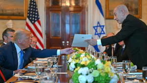 O primeiro-ministro israelense, Benjamin Netanyahu (à direita), entrega uma carta ao presidente dos EUA, Donald Trump, durante encontro no Salão Azul da Casa Branca, em Washington, D.C., em 7 de julho de 2025. O primeiro-ministro Netanyahu se reunirá na segunda-feira com o presidente Trump, que expressou a esperança de um "acordo esta semana" entre Israel e o Hamas para a libertação de reféns da Faixa de Gaza. As negociações indiretas entre Israel e o Hamas começaram em 6 de julho em Doha, com o objetivo de mediar um cessar-fogo e chegar a um acordo sobre a libertação de reféns em troca de prisioneiros palestinos. (Foto de ANDREW CABALLERO-REYNOLDS / AFP)