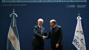 O Ministro das Relações Exteriores da Argentina, Gerardo Werthein (à direita), cumprimenta o Ministro das Relações Exteriores do Uruguai, Mario Lubetkin, na chegada à Reunião Ordinária do Conselho do Mercado Comum (CMC), no Palácio de San Martín, em Buenos Aires, em 2 de julho de 2025, no âmbito da 66ª Cúpula de Líderes do Mercosul e Estados Associados. Os líderes do bloco sul-americano do Mercosul realizarão dois dias de negociações em Buenos Aires, com foco em um acordo comercial de grande porte com a União Europeia, que está sendo bloqueado pela França. (Foto de Luis ROBAYO / AFP)