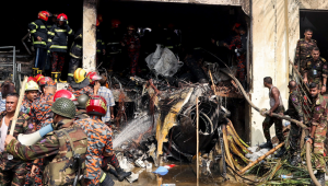 IMAGEM DE PRINCIPALIDADE - O corpo de bombeiros e a equipe de segurança de Bangladesh realizam uma operação de busca e salvamento após um jato de treinamento da Força Aérea ter caído em uma escola em Daca, em 21 de julho de 2025. Pelo menos 16 pessoas, a maioria estudantes, morreram em 21 de julho, quando um avião de treinamento da Força Aérea de Bangladesh caiu em um campus escolar na capital, Daca, informou o governo. (Foto de Abdul Goni / AFP)