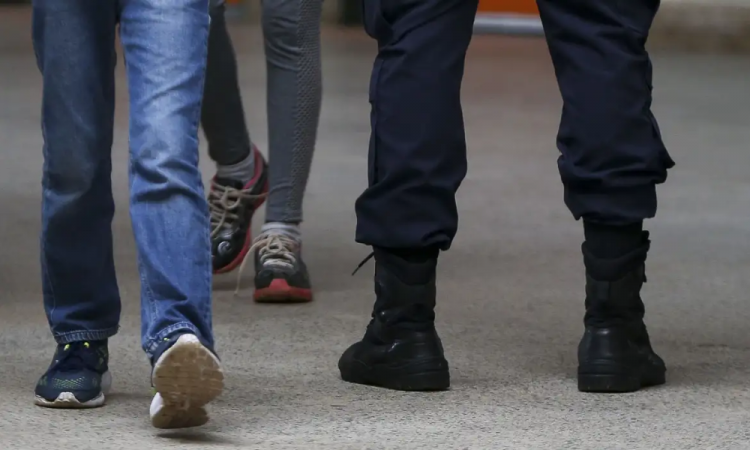 SP: governo vai recorrer para contratar PMs como monitores de escolas Justiça suspendeu liminarmente a seleção de 208 policiais