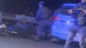 Imagens mostram PMs agredindo motociclista na Zona Leste de São Paulo — Foto: TV Globo/ Reprodução