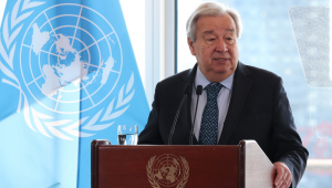 O Secretário-Geral das Nações Unidas, António Guterres, discursa sobre clima e energia renovável na sede da ONU em Nova York, em 22 de julho de 2025. Guterres pediu na terça-feira ao crescente setor de inteligência artificial que priorize a energia sustentável para o funcionamento de data centers que consomem muita energia. Guterres afirmou que um data center típico de IA — locais onde os dados são processados — consome a mesma quantidade de eletricidade que 100.000 residências comuns. (Foto de TIMOTHY A. CLARY / AFP)