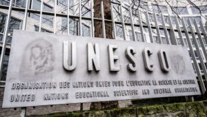 (ARQUIVOS) Esta fotografia mostra o logotipo da sede da Organização das Nações Unidas para a Educação, a Ciência e a Cultura (UNESCO), em Paris, em 17 de janeiro de 2025. Em 22 de julho de 2025, os Estados Unidos anunciaram sua saída da UNESCO, alegando que a agência cultural e educacional da ONU, mais conhecida por estabelecer patrimônios culturais mundiais, é tendenciosa contra Israel e promove causas "divisivas". (Foto de BERTRAND GUAY / AFP)