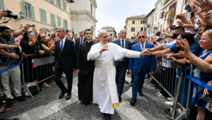 Esta foto, tirada e distribuída em 13 de junho de 2025 pela Vatican Media, mostra o Papa Leão XIV caminhando e encontrando-se com os fiéis no final da missa em Castel Gandolfo, perto de Roma.