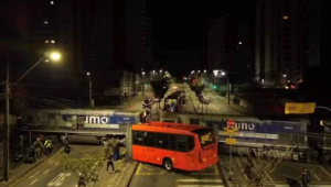 Ônibus biarticulado parte ao meio após colisão com trem em Curitiba - (crédito: Reprodução / RPC / Tony Mattoso)