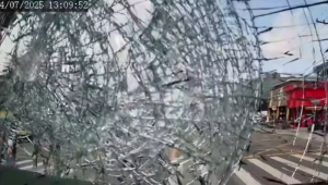 Homem arremessa pedra em ônibus parado em semáforo da avenida Cupecê, zona sul de São Paulo - Reprodução/Smart Sampa