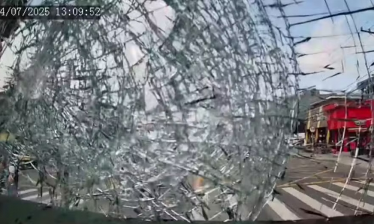 Homem arremessa pedra em ônibus parado em semáforo da avenida Cupecê, zona sul de São Paulo - Reprodução/Smart Sampa