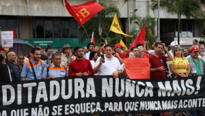 Número de autocracias supera o de democracias no mundo, diz estudo
