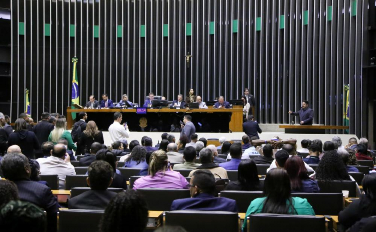 Reajuste de 9% para militares das Forças Armadas avança no Congresso