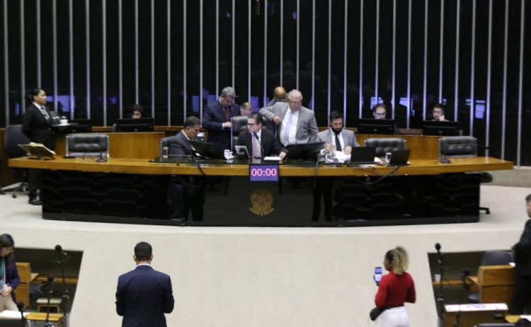 Câmara aprova urgência para projeto que corta em 10% benefícios fiscais federais
