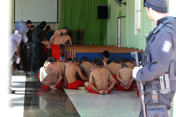 Em torno de 100 a 150 presos do presídio de Pedro Leopoldo, região metropolitana de Belo Horizonte (MG), fizeram uma rebelião durante toda a madrugada desta quarta-feira