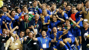 Jogadores italianos comemoram a conquista do tetracampeonato, depois da vitória sobre a França na final da Copa do Mundo de 2006, no Estádio Olímpico de Berlim