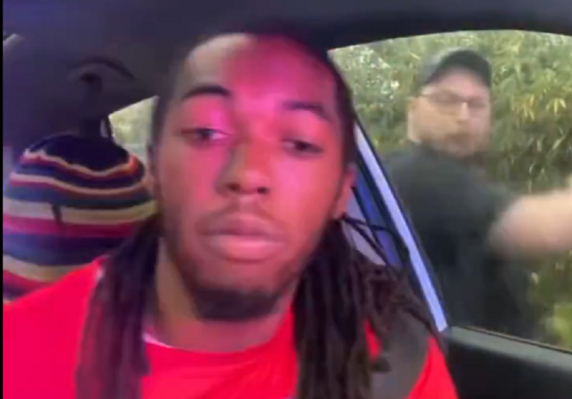 Câmera no carro de William McNeil Jr. mostra momento em que policial dá cotovelada para quebrar o vidro do veículo