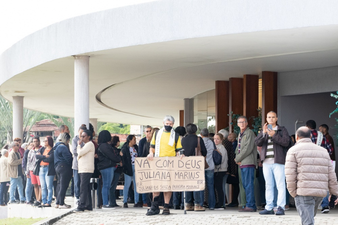 O VELÓRIO DE JULIANA MARINS OCORRE NO CEMITÉRIO PARQUE DA COLINA, EM NITERÓI, CIDADE NATAL DA JOVEM SEGUNDO A SUA IRMÃ, NESTA SEXTA-FEIRA (04).