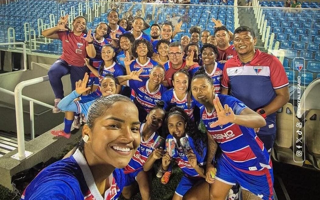 Jogadoras do Fortaleza e treinador comemoram vitória no Estádio Presidente Vargas 