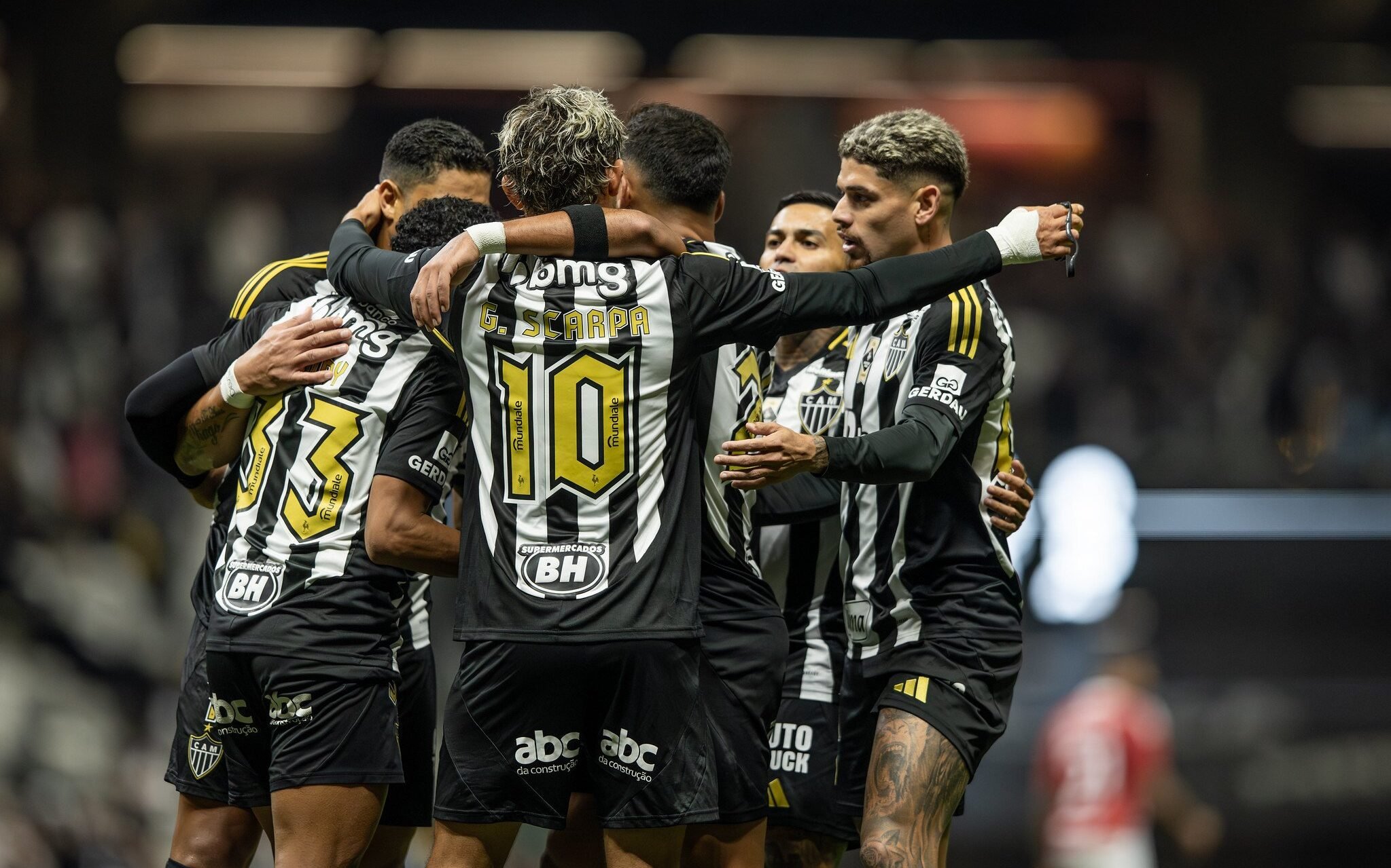 Jogadores do Atlético-MG comemorando gol contra o Internacional 