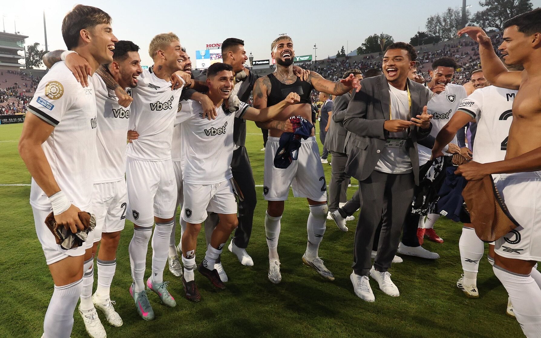 Jogadores do Botafogo comemorando vitória sobre o PSG 