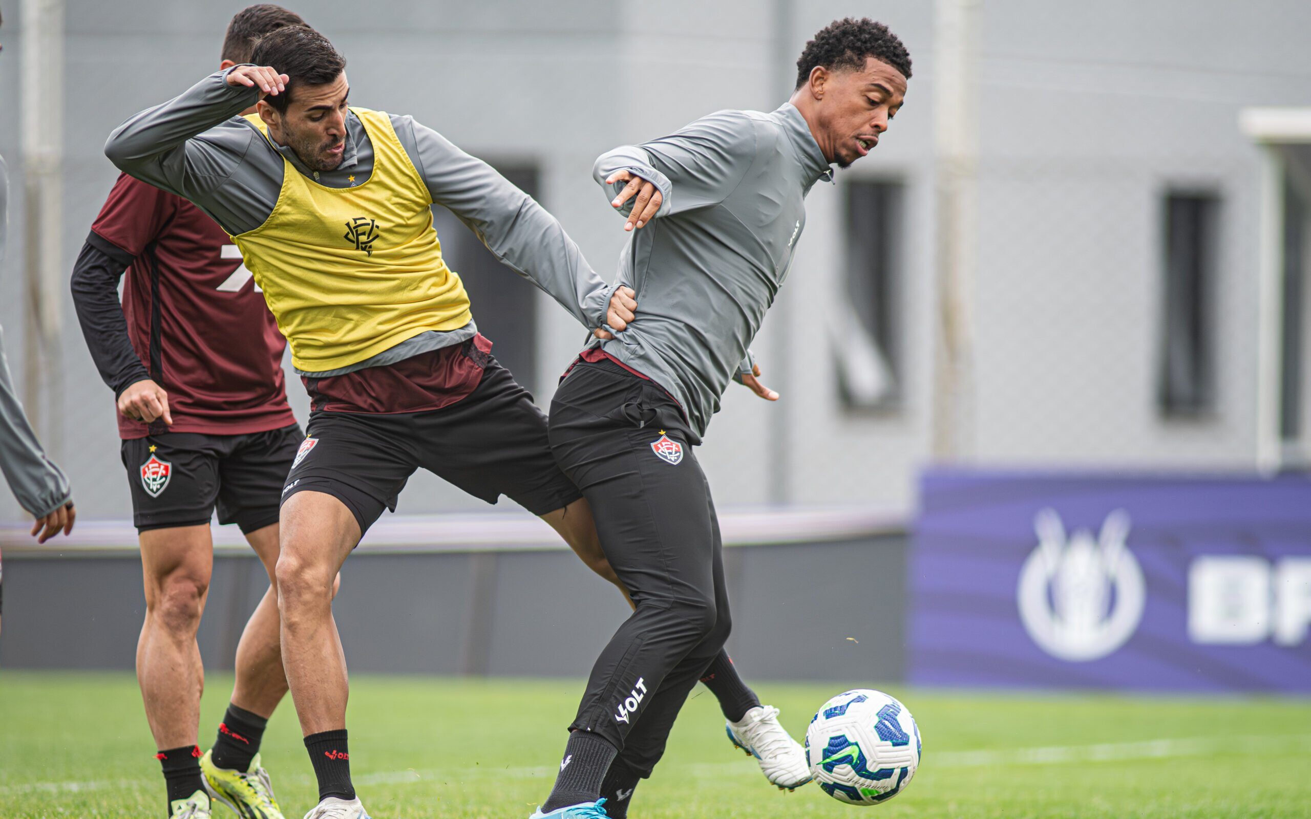 Jogadores do Vitória em treino no CT do Grêmio 
